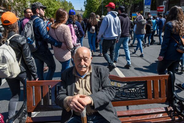 Активисты на проспекте Маштоца (17 апреля 2018). Ереван - Sputnik Армения