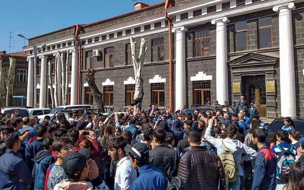 Студенты на улицах Гюмри (17 апреля 2018) Студенты на улицах Гюмри (17 апреля 2018) - Sputnik Армения