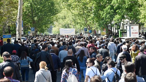 Активисты на улице Вазгена Саргсяна (17 апреля 2018). Ереван - Sputnik Արմենիա