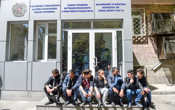 Активисты заблокировали вход в здание Главного управления внутренней безопасности и оперативного розыска МФ РА (17 апреля 2018). Ереван - Sputnik Армения