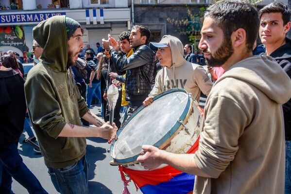 Активисты на улицах города (17 апреля 2018). Ереван Активисты на улицах города (17 апреля 2018). Ереван - Sputnik Армения