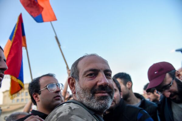 Лидер оппозиционной фракции Елк Никол Пашинян на площади Республики (17 апреля 2018). Ереван - Sputnik Армения