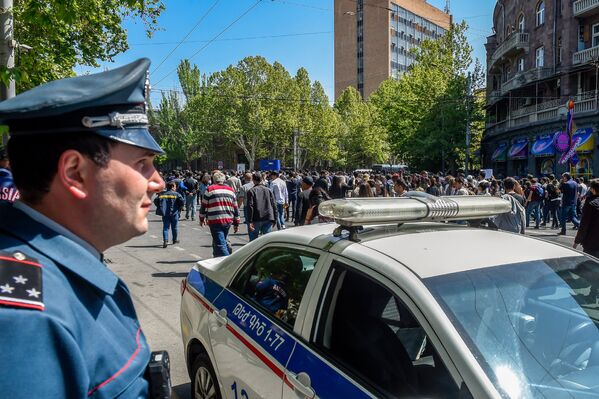 Ցուցարարները` Երևանի Մաշտոցի պողոտայում Ցուցարարները` Երևանի Մաշտոցի պողոտայում - Sputnik Արմենիա