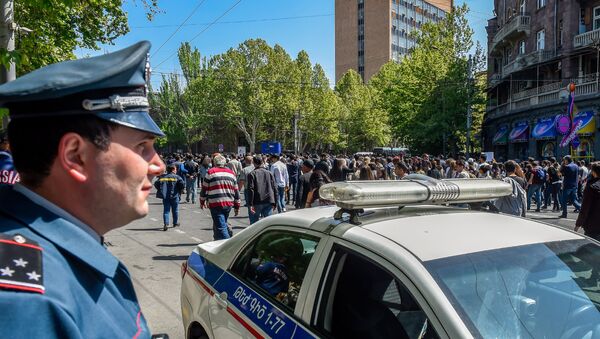 Активисты на проспекте Маштоца (18 апреля 2018). Ереван - Sputnik Արմենիա