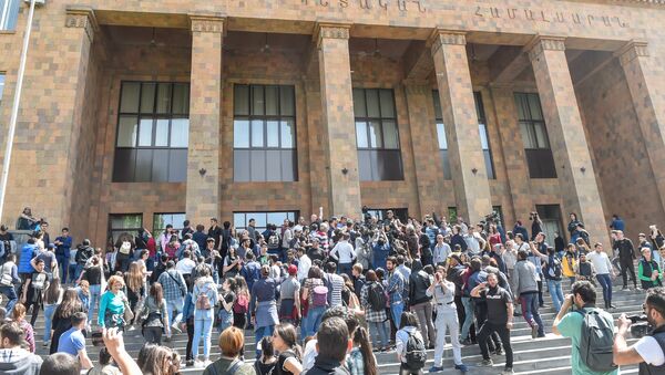 Активисты у входа в ЕГУ (18 апреля 2018). Ереван - Sputnik Армения