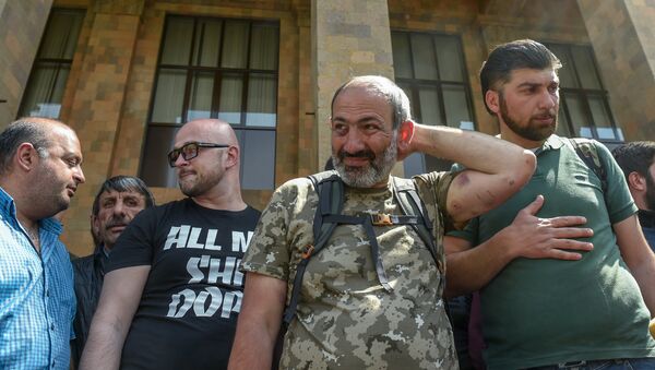 Протестующие во главе с Николом Пашиняном у входа в ЕГУ (18 апреля 2018). Ереван - Sputnik Армения