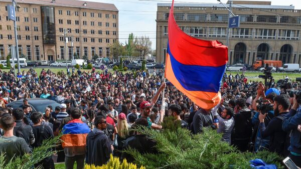 Протестующие перед мэрией Еревана (18 апреля 2018) - Sputnik Армения