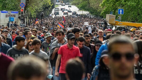 Протестующие на улице Вазгена Саргсяна (18 апреля 2018). Ереван - Sputnik Արմենիա