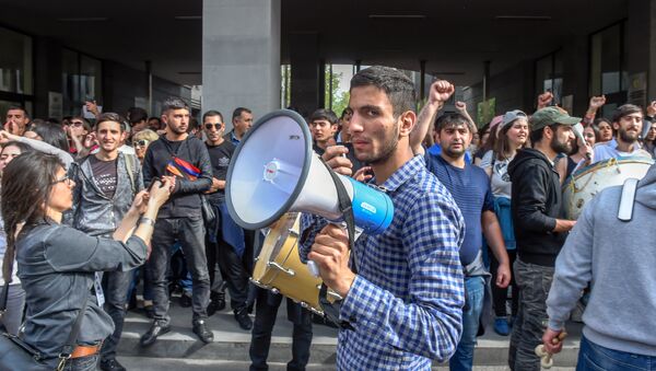 Протестующие у правительственного здания (18 апреля 2018). Еревaн - Sputnik Армения