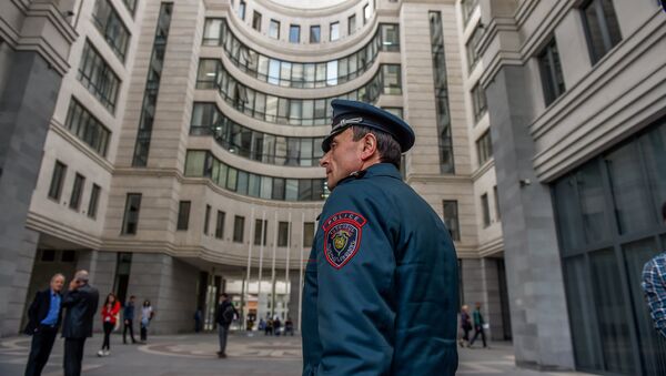 Заместитель начальника полиции Еревана Валерий Осипян у провительственного здания (18 апреля 2018). Ереван - Sputnik Արմենիա