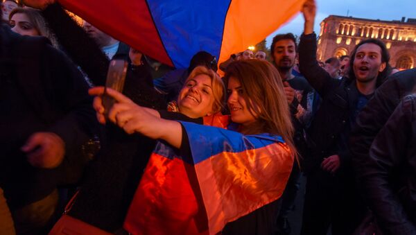 Во время митинга, огранизованного протестным движением Мой шаг (18 апреля 2018). Ереван Во время митинга, огранизованного протестным движением Мой шаг (18 апреля 2018). Ереван - Sputnik Армения