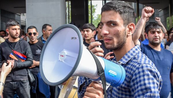 Протестующие у правительственного здания (18 апреля 2018). Еревaн - Sputnik Արմենիա