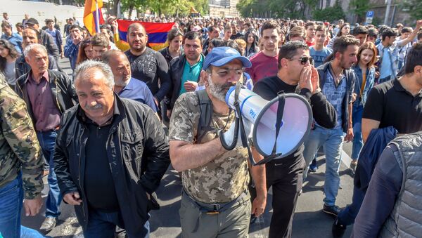 Протестующие во главе с Николом Пашиняном на улице Агатангегоса (19 апреля 2018). Ереван - Sputnik Армения