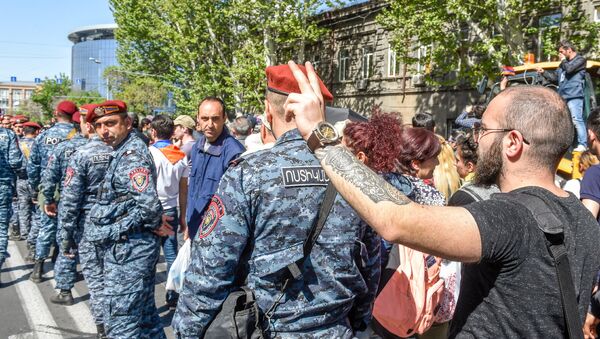 Протестующие на улице Агатангегоса (19 апреля 2018). Ереван - Sputnik Армения
