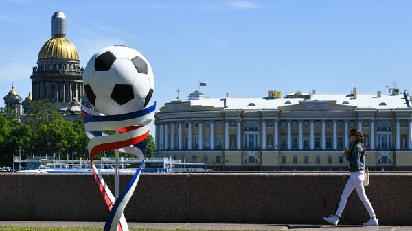 Скульптура в виде футбольного мяча на Университетской набережной в Санкт-Петербурге - Sputnik Армения