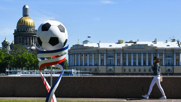 Скульптура в виде футбольного мяча на Университетской набережной в Санкт-Петербурге - Sputnik Армения