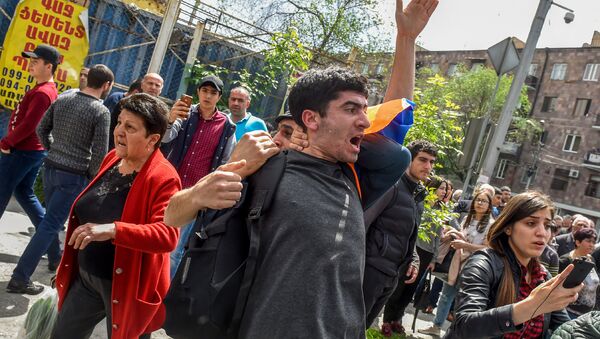 Полицейские подвергают приводу участников акции протеста (19 апреля 2018). Ереван - Sputnik Արմենիա