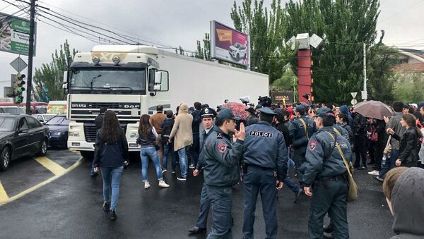 Ситуация на улице Алабяна (20 апреля 2018). Ереван - Sputnik Армения