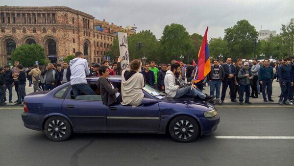 Автомобиль протестующих на площади Республики (20 апреля 2018). Ереван - Sputnik Армения