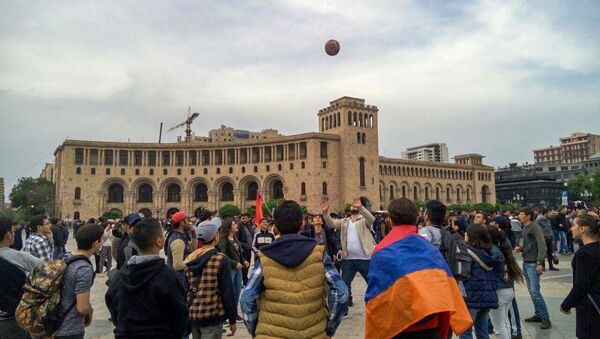 Протестующие на площади Республики играют в мяч перед началом митинга (20 апреля 2018). Ереван - Sputnik Армения