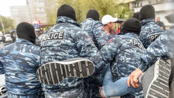 Полиция задерживает активистов акции шествия в округе Нор-Норк (21 апреля 2018). Ереван - Sputnik Արմենիա