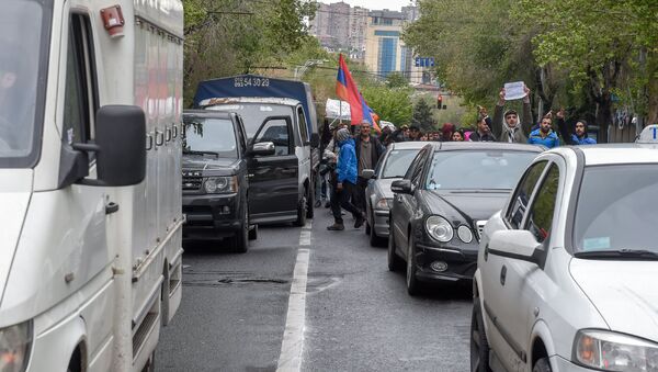 Шествие протестуюших по проспекту Саят-Нова (21 апреля 2018). Ереван - Sputnik Արմենիա