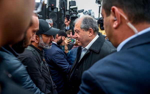 Встреча Президента РА Армена Саркисяна и лидера оппозиционной фракции Елк на площади Республики (21 апреля 2018). Ереван Встреча Президента РА Армена Саркисяна и лидера оппозиционной фракции Елк на площади Республики (21 апреля 2018). Ереван - Sputnik Армения