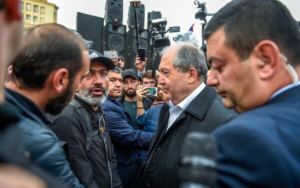 Встреча Президента РА Армена Саркисяна и лидера оппозиционной фракции Елк на площади Республики (21 апреля 2018). Ереван Встреча Президента РА Армена Саркисяна и лидера оппозиционной фракции Елк на площади Республики (21 апреля 2018). Ереван - Sputnik Армения