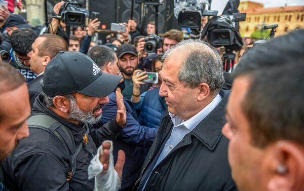 Встреча Президента РА Армена Саркисяна и лидера оппозиционной фракции Елк на площади Республики (21 апреля 2018). Ереван Встреча Президента РА Армена Саркисяна и лидера оппозиционной фракции Елк на площади Республики (21 апреля 2018). Ереван - Sputnik Армения