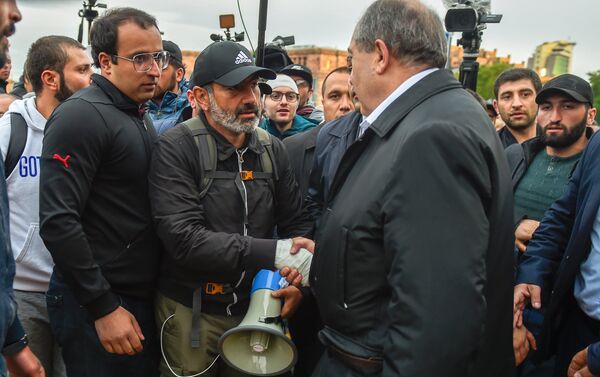 Встреча Президента РА Армена Саркисяна и лидера оппозиционной фракции Елк Никола Пашиняна на площади Республики (21 апреля 2018). Ереван Встреча Президента РА Армена Саркисяна и лидера оппозиционной фракции Елк Никола Пашиняна на площади Республики (21 апреля 2018). Ереван - Sputnik Армения