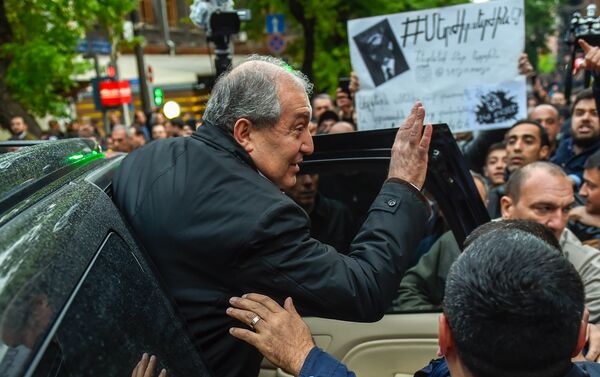 Встреча Президента РА Армена Саркисяна и лидера оппозиционной фракции Елк Никола Пашиняна на площади Республики (21 апреля 2018). Ереван Встреча Президента РА Армена Саркисяна и лидера оппозиционной фракции Елк Никола Пашиняна на площади Республики (21 апреля 2018). Ереван - Sputnik Армения