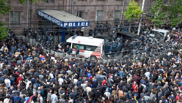 Карета скорой помощи перед отделением полиции, где предположительно находится Никол Пашинян (22 апреля 2018). Еревaн - Sputnik Արմենիա