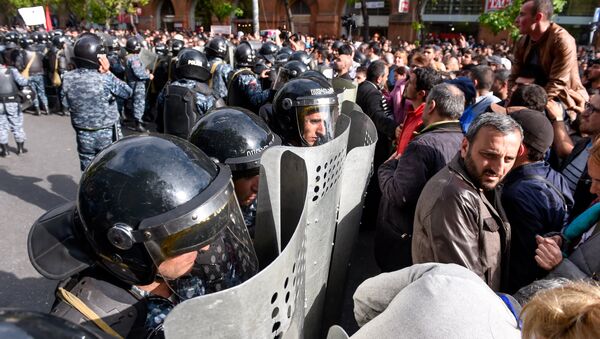 Протестующие перед отделением полиции, где предположительно находится Никол Пашинян (22 апреля 2018). Еревaн - Sputnik Արմենիա