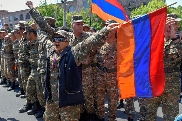 Զինվորական հագուստով խաղաղապահները միացել էին ցուցարարներին Զինվորական հագուստով խաղաղապահները միացել էին ցուցարարներին - Sputnik Արմենիա