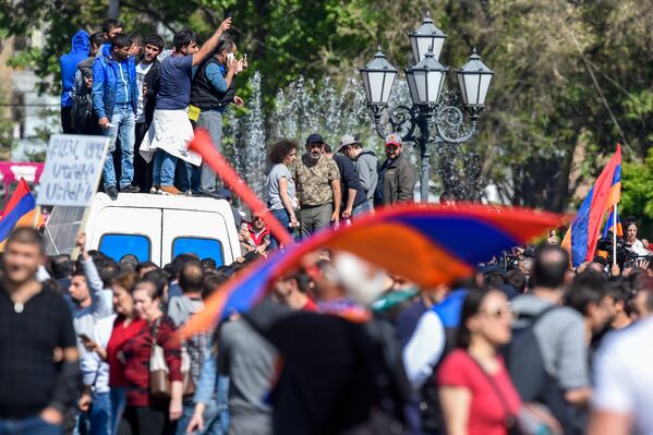 Никол Пашинян на Площади Республики (23 апреля 2018). Ереван - Sputnik Армения