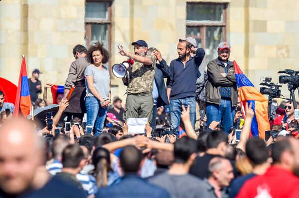 Никол Пашинян, Арарат Мирзоян на Площади Республики (23 апреля 2018). Ереван Никол Пашинян, Арарат Мирзоян на Площади Республики (23 апреля 2018). Ереван - Sputnik Արմենիա