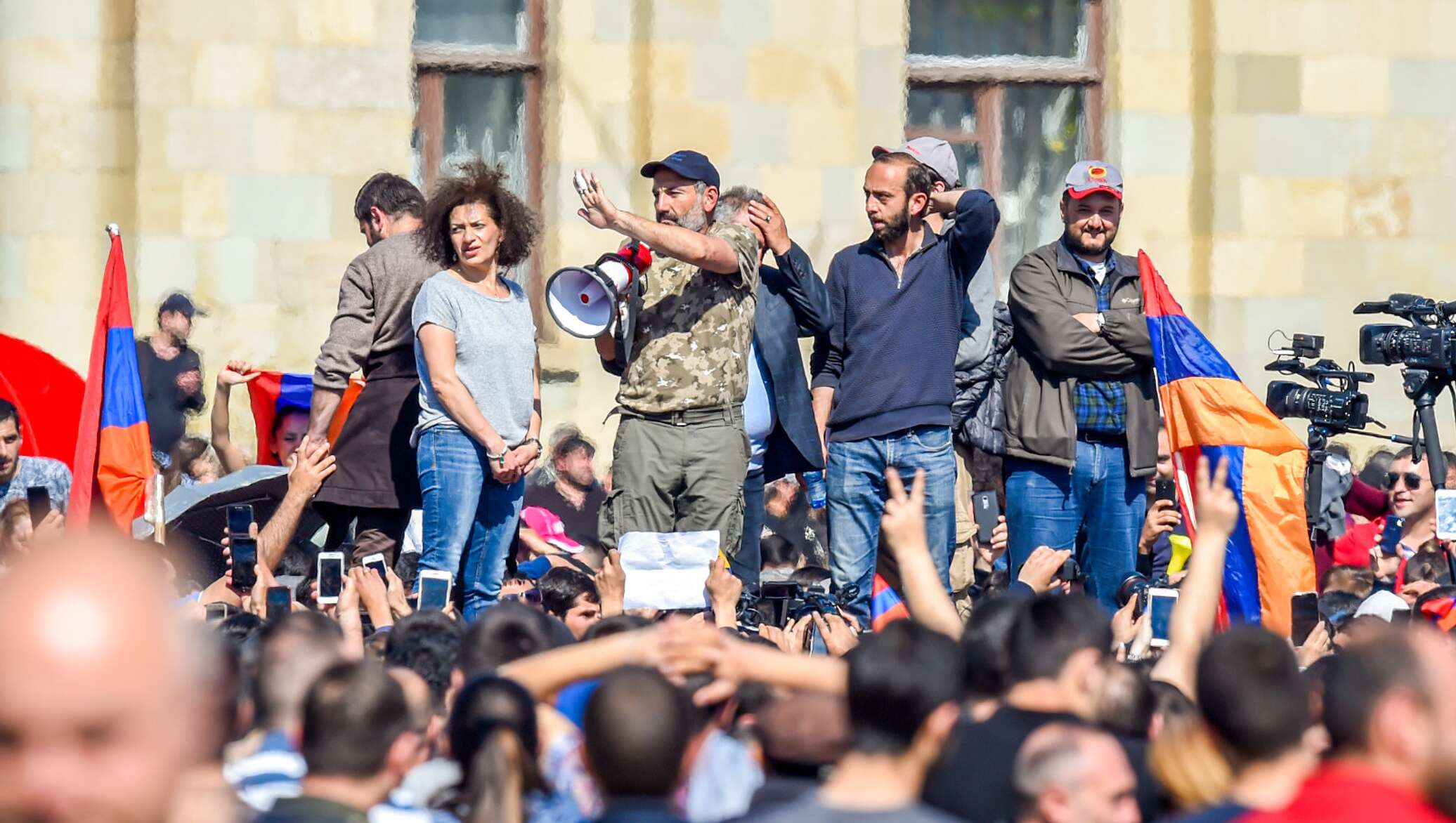 Армения сегодня новости пашинян. Никол Пашинян Армения. Никол Пашинян на митинге. Пашинян бархатная революция. Никол Пашинян митинг 2018.