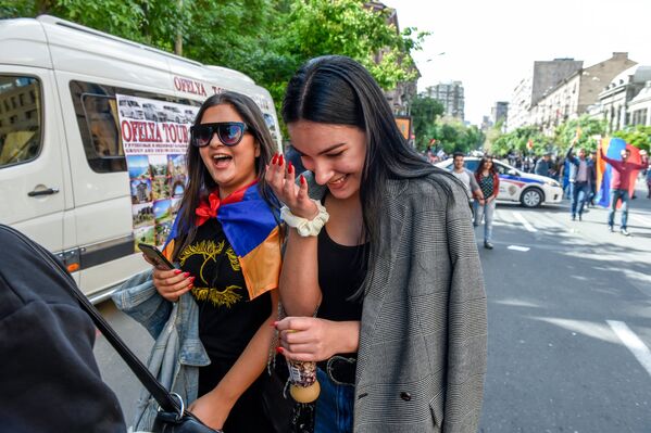 Հավաքի մասնակիցները Ամիրյան փողոցում տոնում են վարչապետի հրաժարականը - Sputnik Արմենիա
