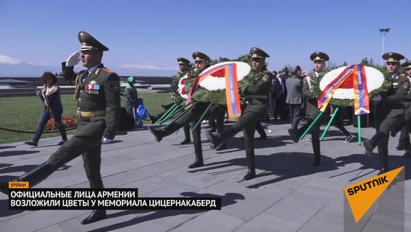 Официальные лица Армении возложили цветы у мемориала Цицернакаберд - Sputnik Армения