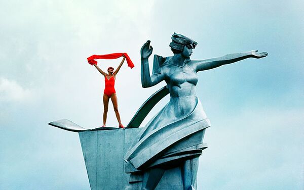 Ջերի Հոլը՝ «Արշալույս» հուշարձանի մոտ նկարվելիս - Sputnik Արմենիա