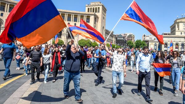 Шествие протестующих на площади Республики (25 апреля 2018). Ереван - Sputnik Армения