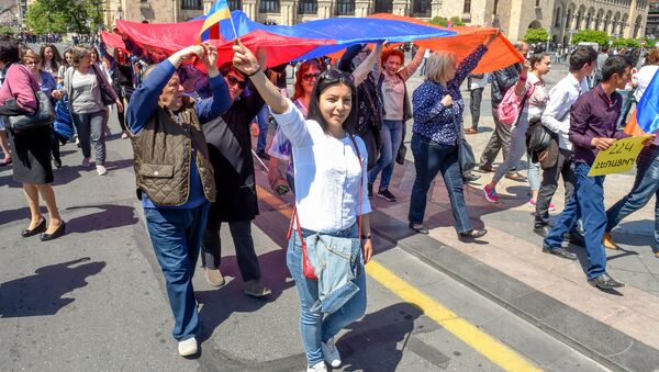 Шествие протестующих на площади Республики (25 апреля 2018). Ереван - Sputnik Армения