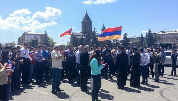 Шествие протестующих на площади Вардананц (26 апреля 2018). Гюмри - Sputnik Армения