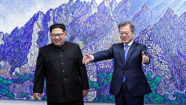 Встреча глав Северной и Южной Кореи Ким Чен Ына и Мун Чжэ Ина (27 апреля 2018). Демилитаризованная зона, Корея - Sputnik Արմենիա