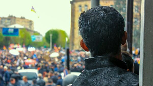 Ванадзорцы перед встречей с лидером оппозиционной фракции Елк Николом Пашиняном (28 апреля 2018). Площадь Айка, Ванадзор - Sputnik Армения