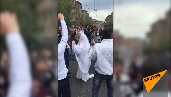 Протестующие танцуют с новобрачными на перекрытой улице в Ереване - Sputnik Армения