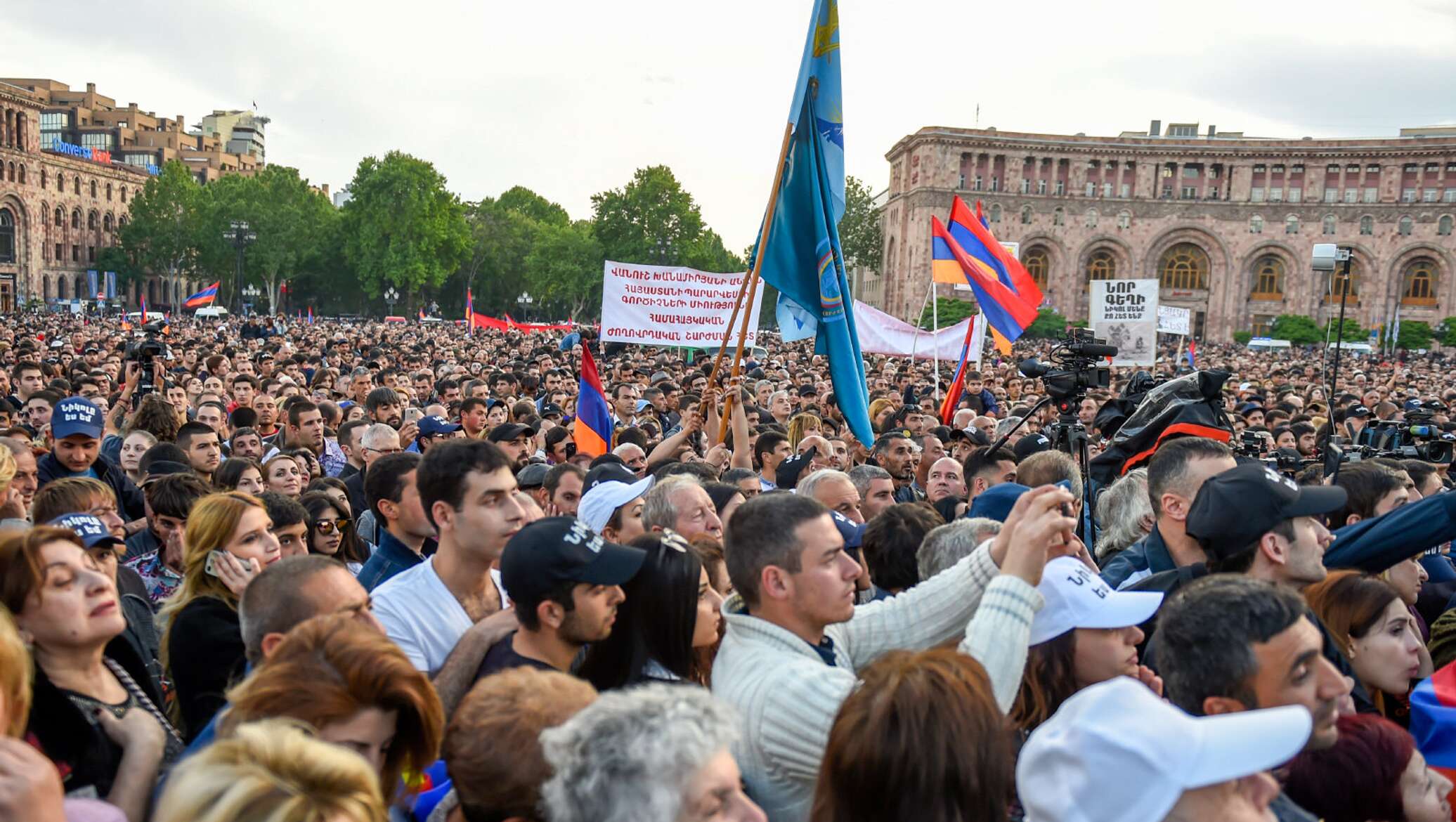 Мирная революция. Забастовка в Армении. Армянская оппозиция анонсировала всеобщую забастовку. Посольство Армении в Греции.