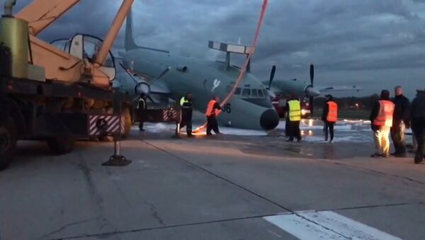 Сотрудники аэропорта краном подняли с ВПП аварийно севший Ил-38 в Жуковском - Sputnik Армения
