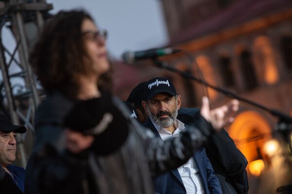 Речь Арсине Ханджян во время митинга на площади Республики (30 апреля 2018). Еревaн Речь Арсине Ханджян во время митинга на площади Республики (30 апреля 2018). Еревaн - Sputnik Армения