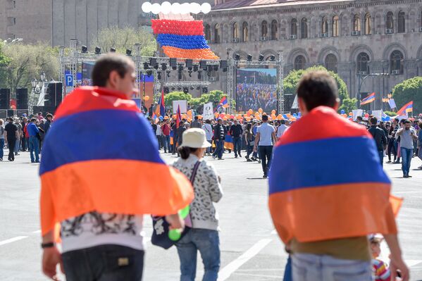 Հանրապետության հրապարակը` Ազգային ժողովի հատուկ նիստի պահին Հանրապետության հրապարակը` Ազգային ժողովի հատուկ նիստի պահին - Sputnik Արմենիա